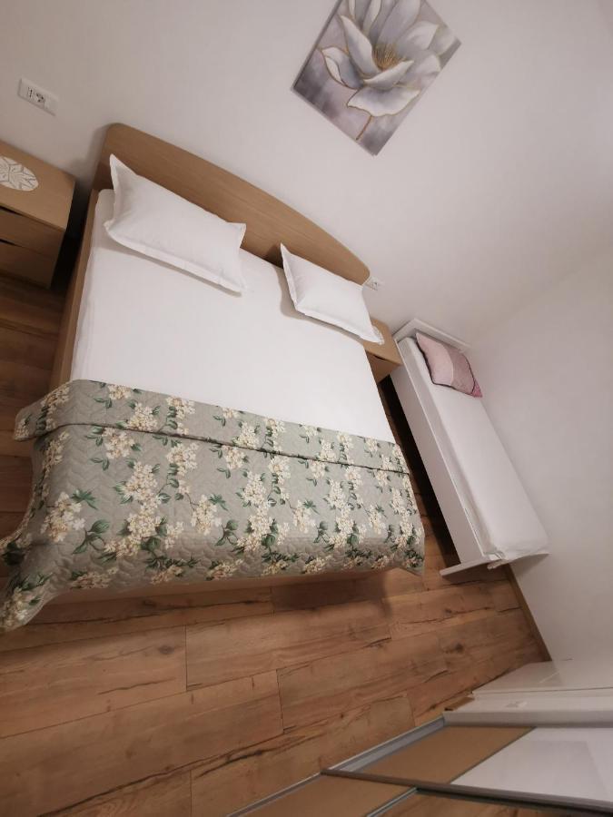 Apartman Marel Zrnovnica Luaran gambar